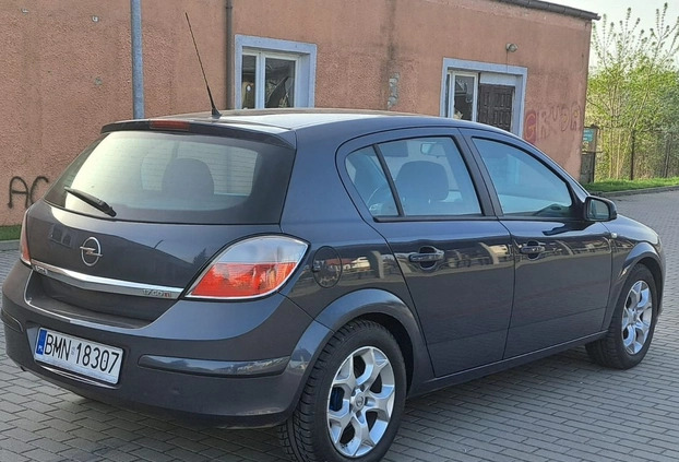 Opel Astra cena 8700 przebieg: 252000, rok produkcji 2006 z Knyszyn małe 137